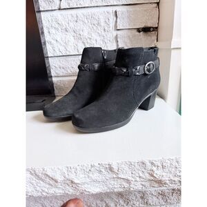 NWOT Clarks Bendables Black Suede Buckle Strap Side Zip Heeled Ankle Booties 8
